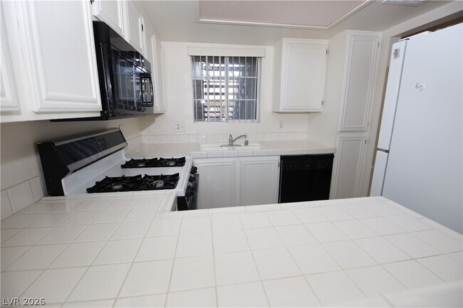 Building Photo - 1908 Mountain Hills Ct