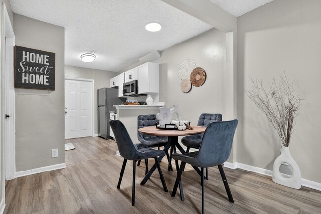 Building Photo - Oakwood Townhomes