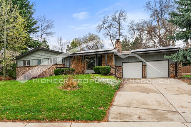 Building Photo - Spacious Home with Fenced Yard and Washer/...