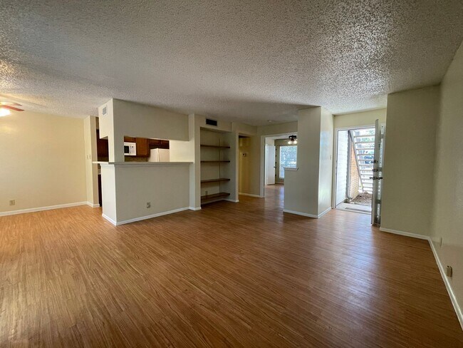 Building Photo - First Floor Condo with Community Pool