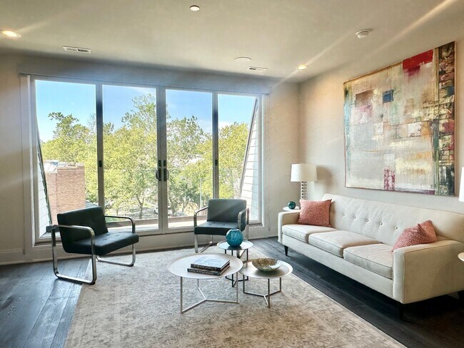 Building Photo - 2 Bedroom 2.5 Bathroom Penthouse with Park...