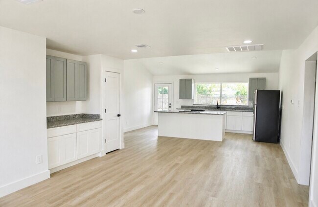 Building Photo - 815 Centerwood Dr