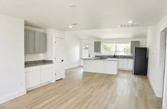 Building Photo - 815 Centerwood Dr