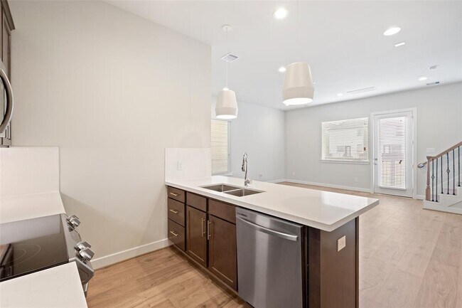Foto del edificio - 5910 Haring Ln