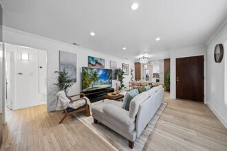 Building Photo - 606 S Sunshine Ave