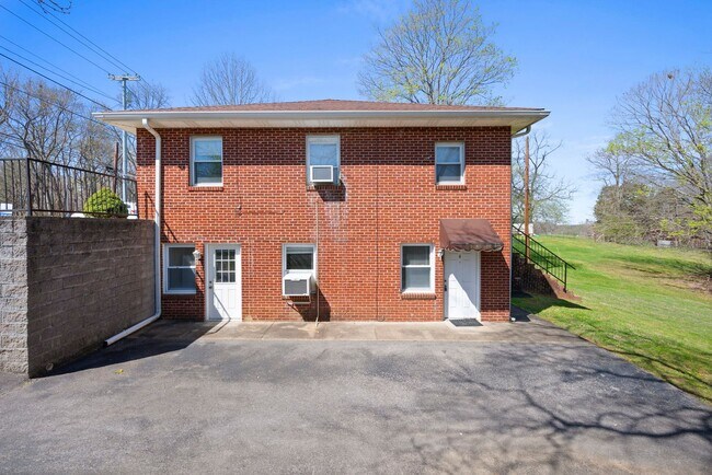 Foto del edificio - 521 Hawkins Rd