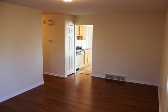 Building Photo - 10S433 Echo Ln
