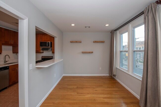 Building Photo - 386 Summit Ave