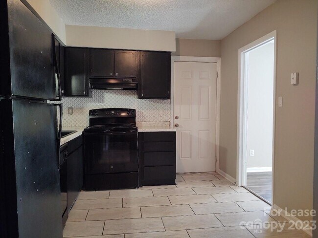 Foto del edificio - 2001 Stoney Point Ln