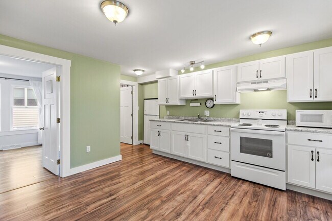 Foto del edificio - Spacious 3-Bed/1.5-Bath Home with Classic ...