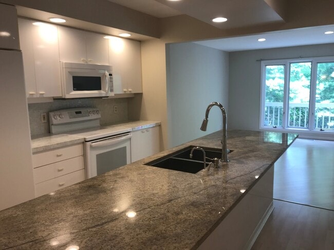 Building Photo - Solon 4 Bedroom Rental