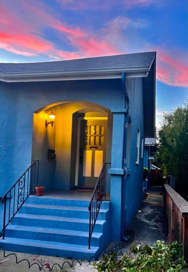 Building Photo - Spacious 1BD / 1BA Cottage Home  - perfect...