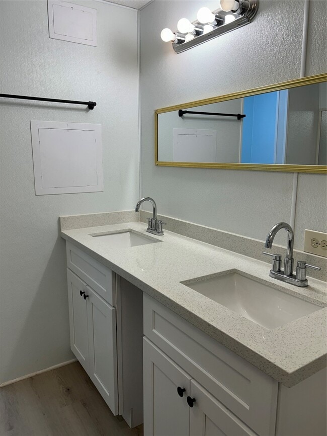 Building Photo - 10014 Cedar Landing Dr