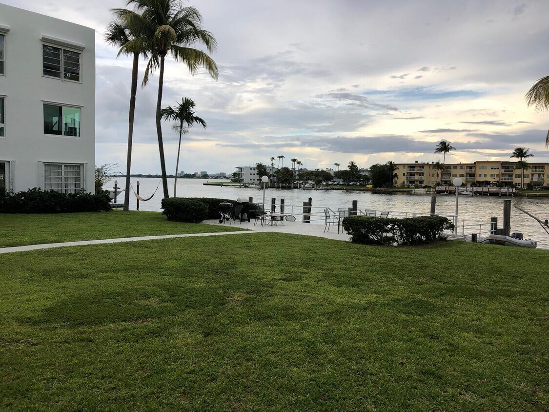 Foto principal - 7939 West Dr