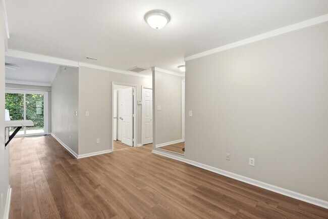 Foto del edificio - Renovated Ranch on a Quiet Cul-de-Sac with Vaulted Ceilings & Private Backyard