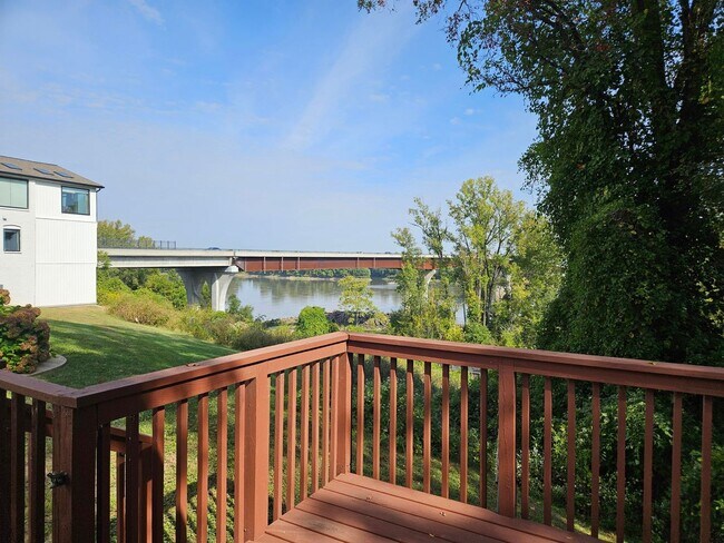 Foto del edificio - 3BR-1.5BA Split Level House - Washington M...