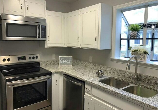 Building Photo - 3305 Oak Trees Court