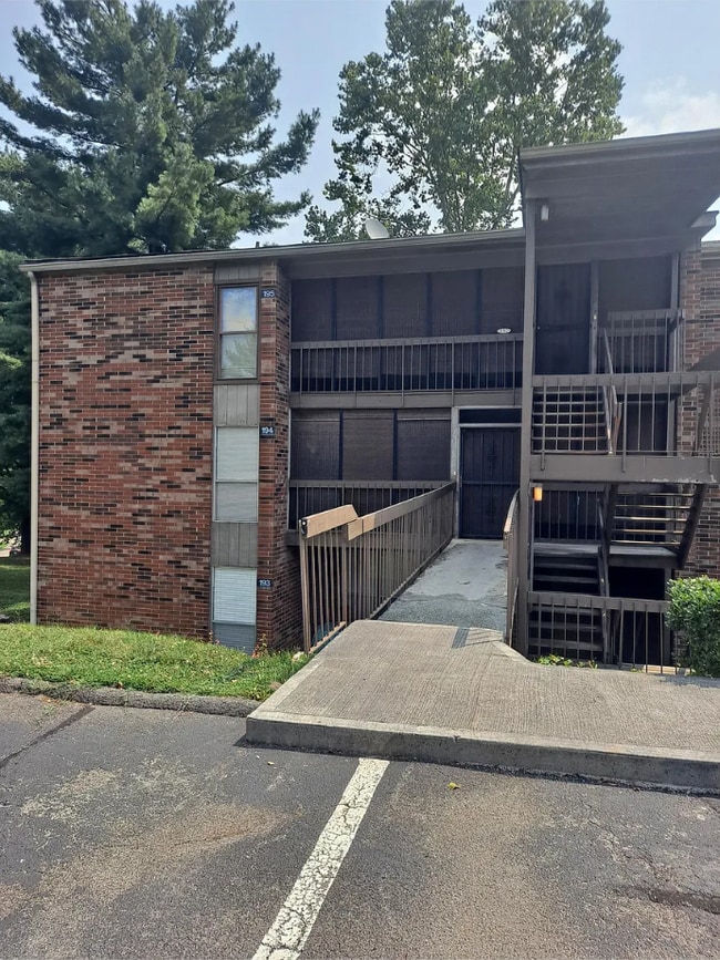 Building Photo - 402 Dublin Dr