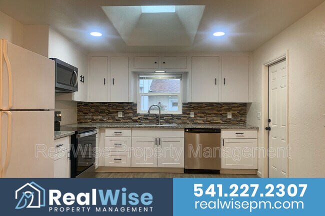 Building Photo - 325 SE M St