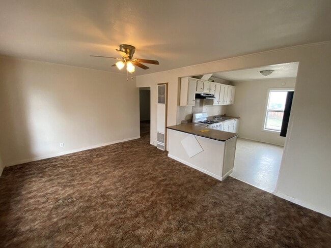 Building Photo - Super Cute 2 bedroom!