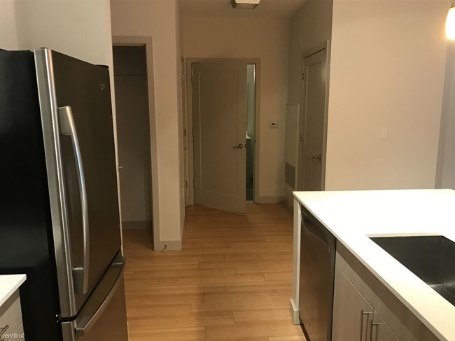 Foto del edificio - 1 br, 1 bath Apartment - 202 W 1st St