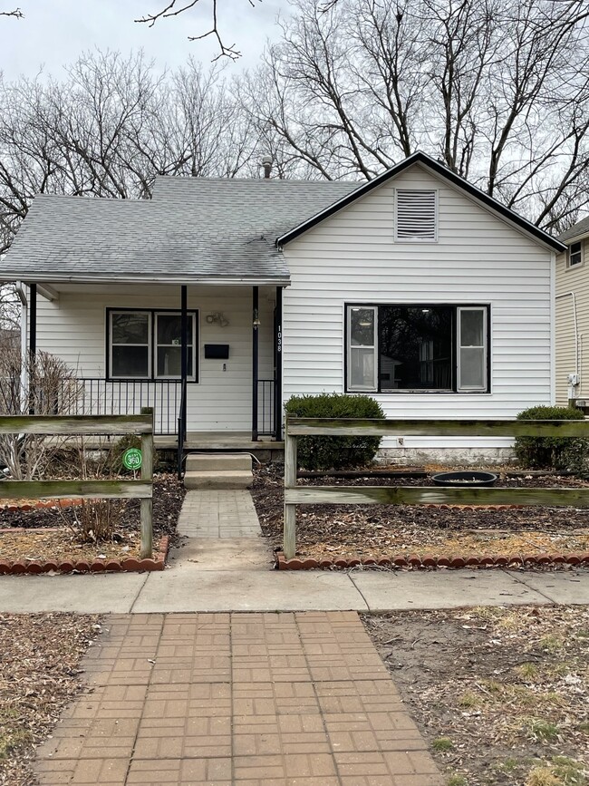 Building Photo - 1038 N Lewellen St