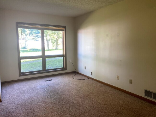 Foto del edificio - ***AUGUST 2027*** Lower Level 2 bedroom, 2 bath home with large yard (Great for large group!)