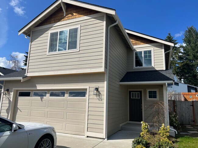 Foto del edificio - Modern Charm: Spacious 4-Bedroom Home in E...