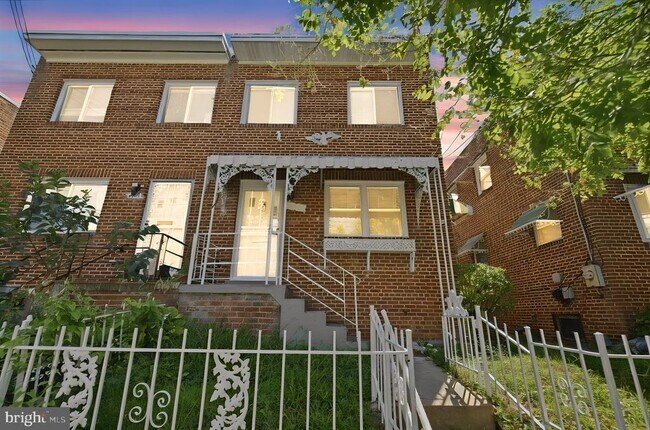 Foto del edificio - 4229 Fort Dupont Terrace SE
