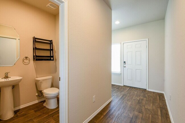 Foto del edificio - 16744 Lonely Pines Dr
