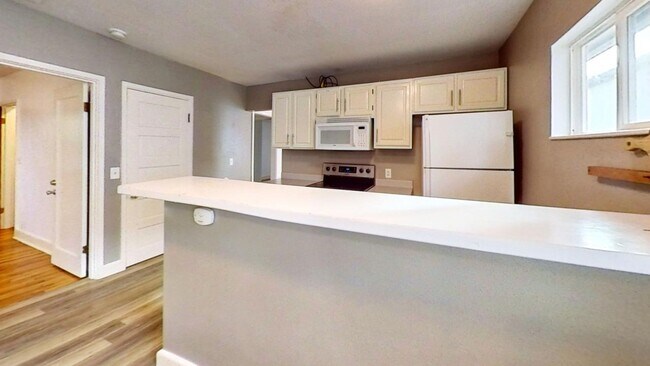 Building Photo - Large Home with Spiral Staircase in York Neighborhood!