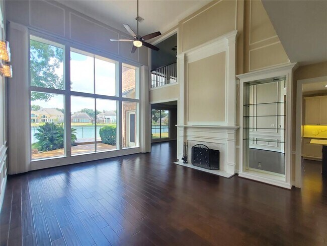 Building Photo - 1810 Shoreline Dr