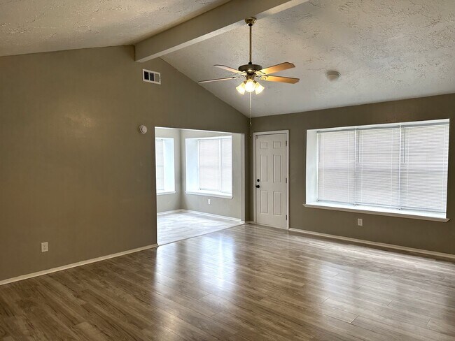 Foto del edificio - 9822 Rumbling Wood Ln