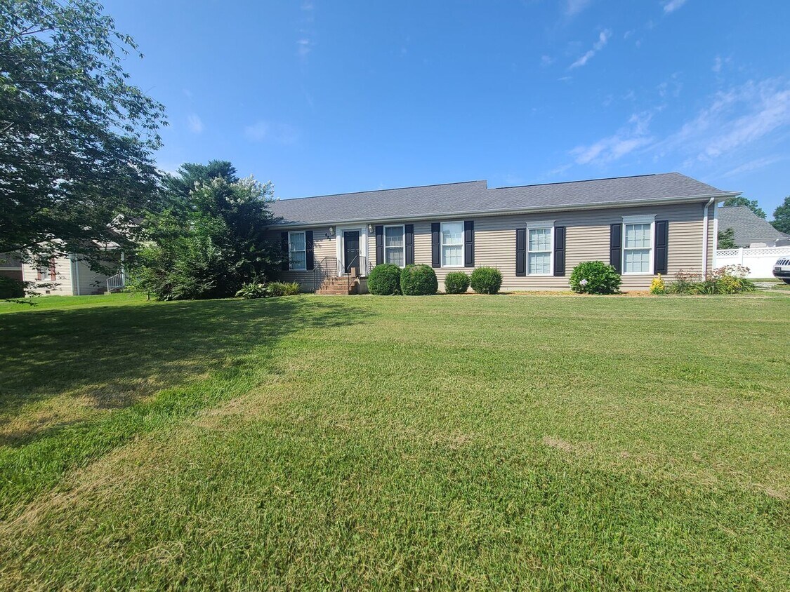 Primary Photo - The Westender - 3 bedrm, 2 bath with lawn ...