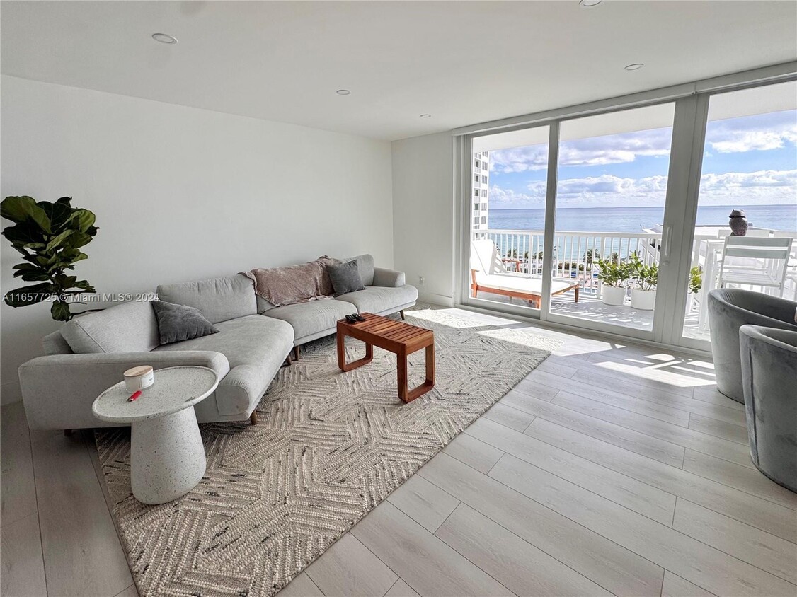 Foto principal - 5401 Collins Ave