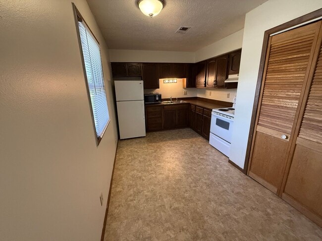 Building Photo - 2 bedroom, 1 bath apartment