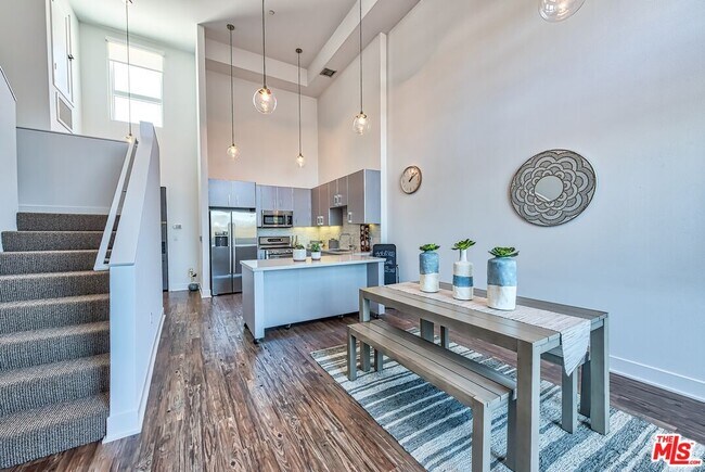 Foto del edificio - 1168 S Barrington Ave