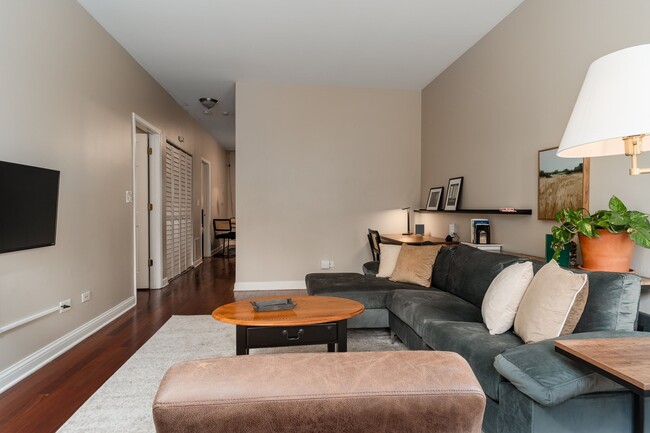 Comfortable living area with flexible seating and workspaces - 2947 N Wisner Ave