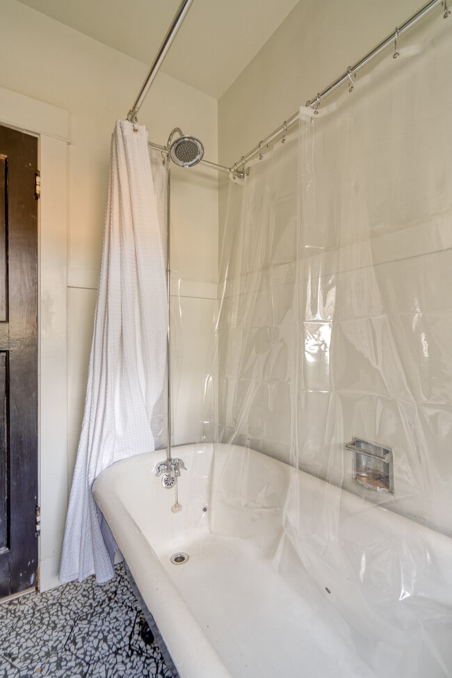 Foto del edificio - 2215 SE Powell Blvd