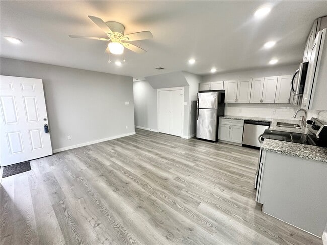 Building Photo - 8215 Crestview Dr