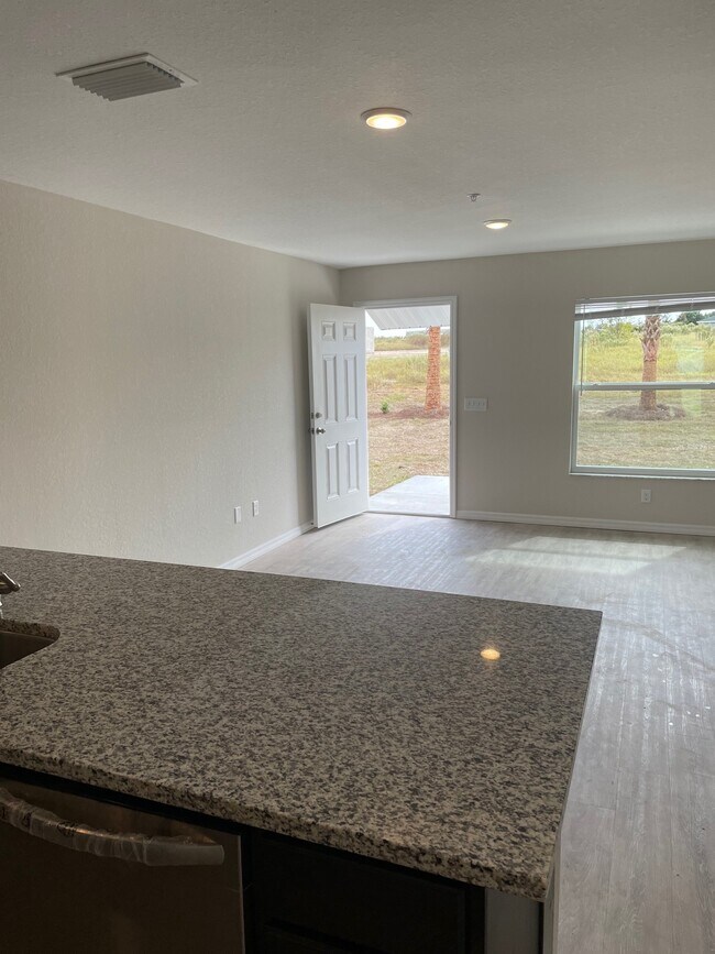 Foto del edificio - Brand New 1BR/1BA Quad for Rent in Ocala I...