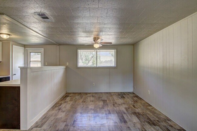 Building Photo - 1202 Baywood Ln