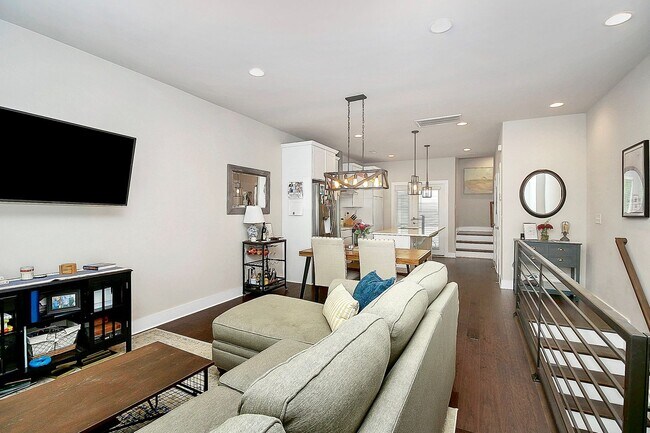 Foto del edificio - 323 Uptown West Drive