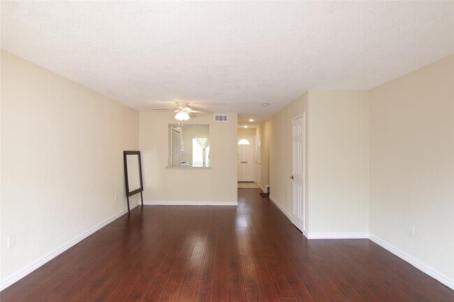 Building Photo - 443 Bendwood Dr