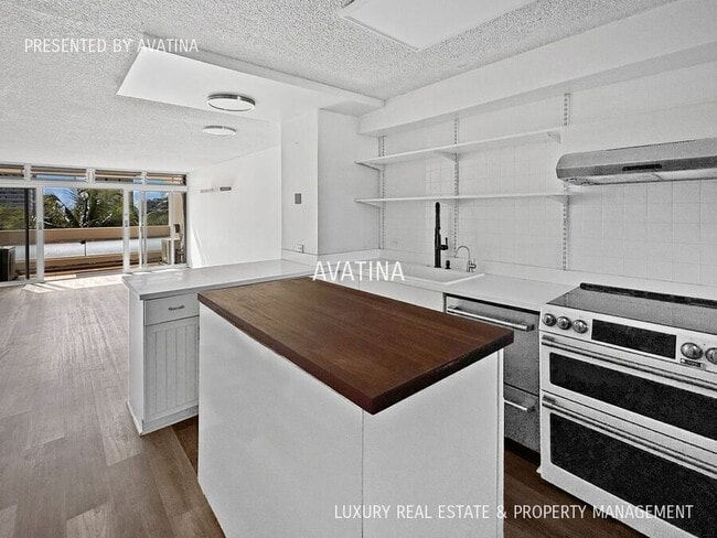 Building Photo - 500 University Ave