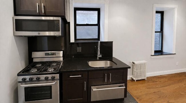 Building Photo - 325 E 5th St