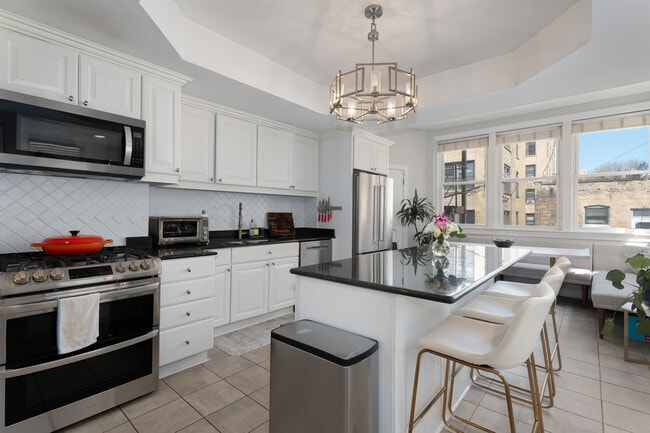 Kitchen - 444 W Belmont Ave Apartment