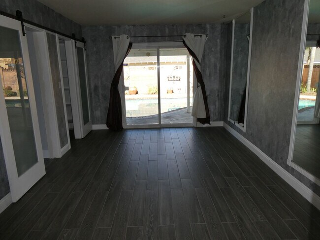 Foto del edificio - COMING SOON! Single Story Pool House for R...