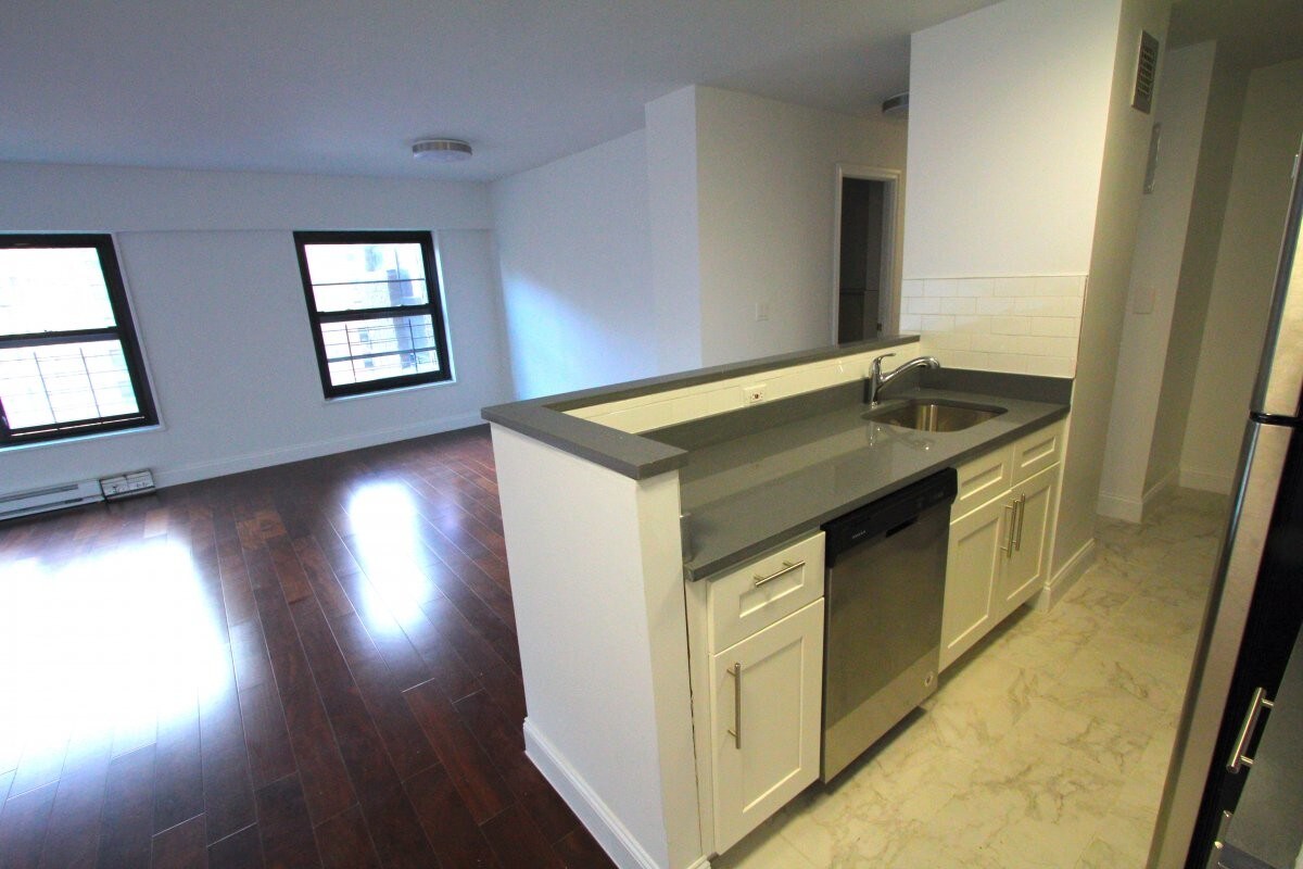Primary Photo - 301 W 130th St