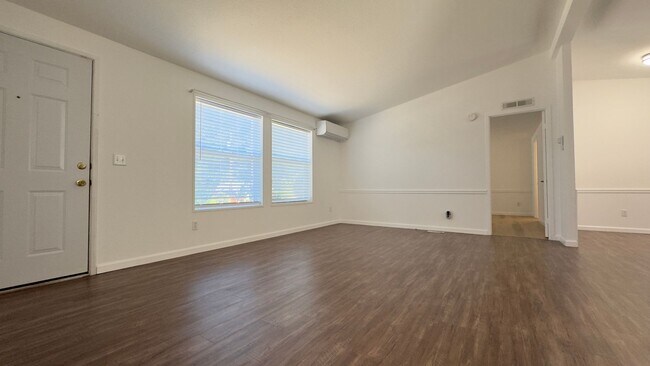 Foto del edificio - Lakeview 3 Bedroom Home with A/C , LVP Flo...